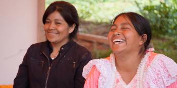 Dos mujeres riendo