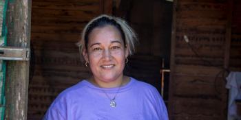 Sofía Belén recibiendo al equipo de Habitat en su casa, antes de la construcción de su nuevo  baño en el marco del Proyecto Salud al Agua, en la comunidad Roberto Carlos, Luque, Paraguay.