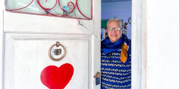 Una mujer abre la puerta de una casa