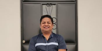 Un hombre frente a la puerta de una casa