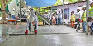 Brigada de voluntariado para la construcción de pisos de concreto en el marco de la alianza programa HogaRES y 100 mil pisos para jugar.