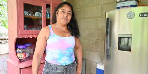 Una mujer dentro de su casa