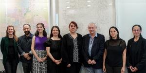 Equipo de Hábitat para la Humanidad y la Universidad Diego Portales durante la firma del convenio.