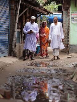 Mohsin, Jobeda and Raje walking around Beguntila informal settlement