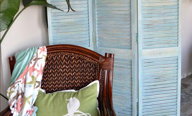 how to make a DIY room divider out of bifold closet doors