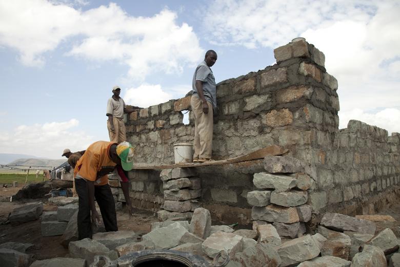 Building home, Kenya