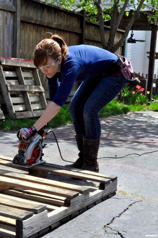 cutting pallets with circular saw.