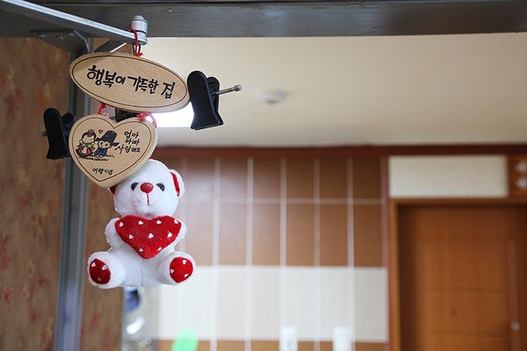 Gift from Jung-bae's younger daughter hangs on the door