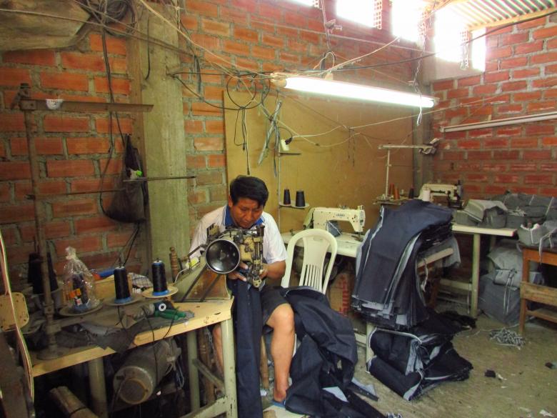 Don Hilario utiliza el espacio de su vivienda como lugar de trabajo y lo comparte con las familias de sus hijos.