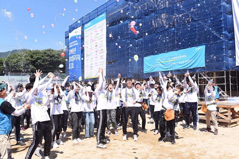 Volunteers marking the end of Korea Blitz Build 2019.