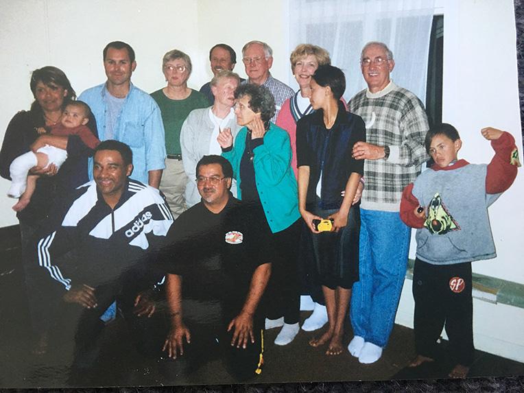 Mihi and her family with the American volunteers who built alongside them. 