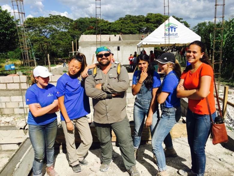 Luis Madrid es el coordinador nacional de voluntariado para Hábitat para la Humanidad Honduras, donde coordina con los equipos internacionales de Aldea Global que viajan a Honduras para construir con Hábitat. Luis se unió a Hábitat en el año 2002, después de conocer sobre la organización y su misión por medio de su profesor de economía en la universidad. Luego ese mismo año, fue anfitrión de su primer grupo de voluntarios de Aldea Global e instantáneamente se enamoró de los voluntarios y del programa.