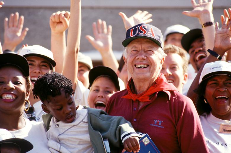 President Carter with a crowd of homeowners and volunteers.