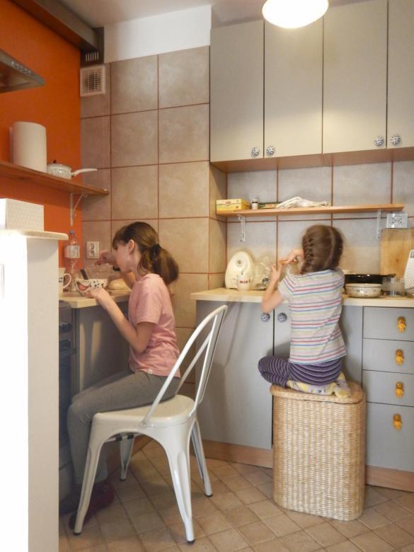 Girls eating lunch at a counter.