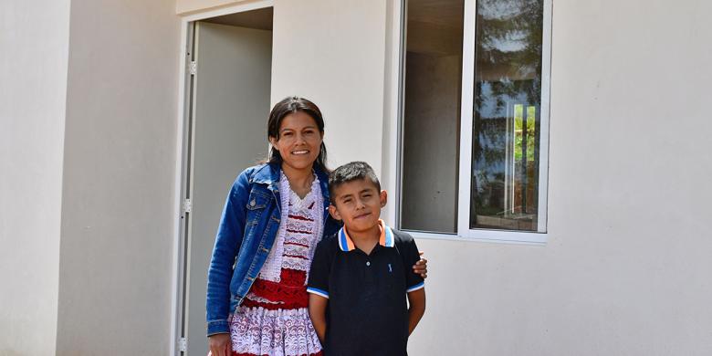Edna and Edward, happy in front of their new home. ©Habitat for Humanity Mexico/Brisa Torres.