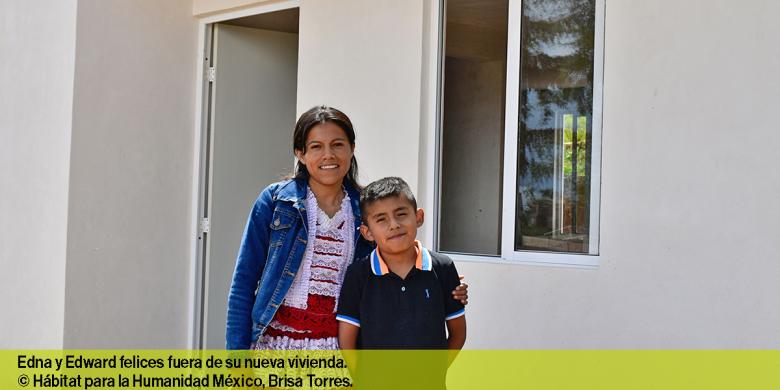 Edna y Edward felices fuera de su nueva vivienda. / © Hábitat para la Humanidad México, Brisa Torres.
