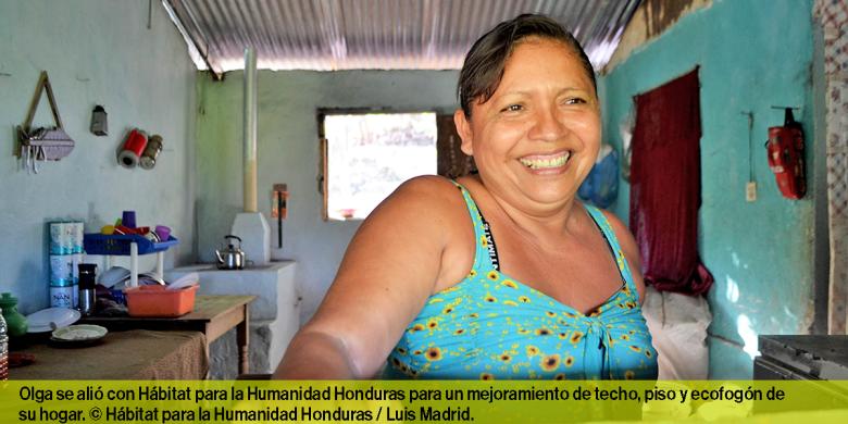 Olga se alió con Hábitat para la Humanidad Honduras para un mejoramiento de techo, piso y ecofogón de su hogar.