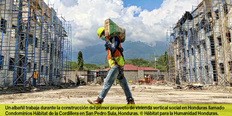 Un albañil trabaja durante la construcción del primer proyecto de vivienda vertical social en Honduras llamado Condominios Hábitat de la Cordillera en San Pedro Sula, Honduras