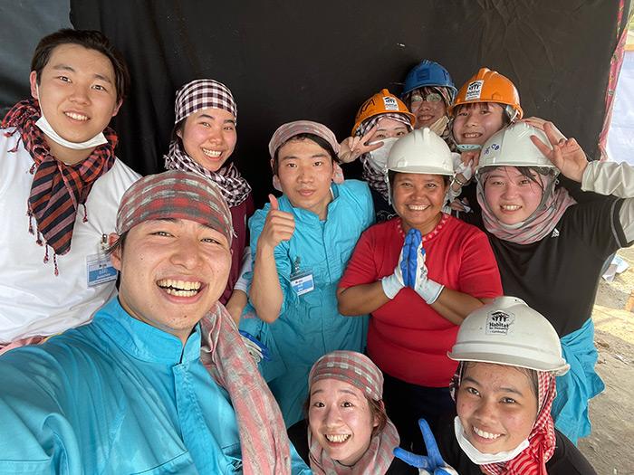Juntoku Koda with other Japanese volunteers on a build in Cambodia