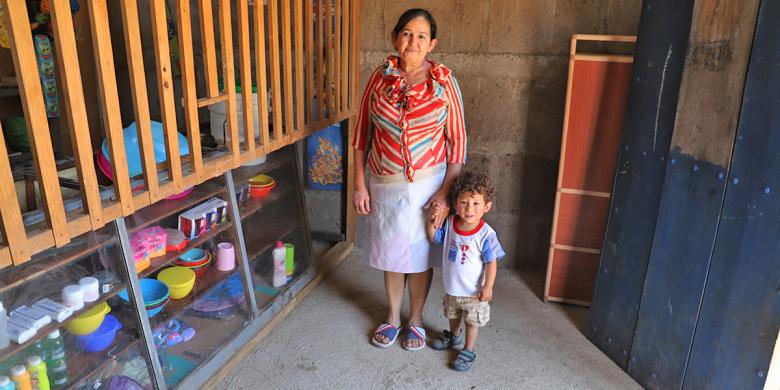 Cándida Rosa cuida de su nieto