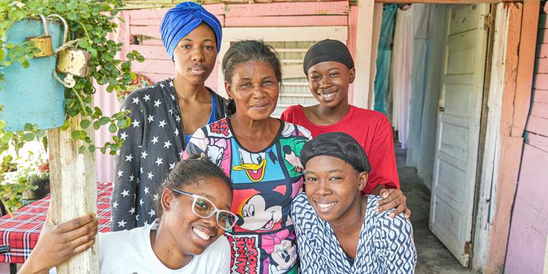 República Dominicana. Mariana (55 años) es madre soltera de diez hijos, cuatro de ellos mujeres