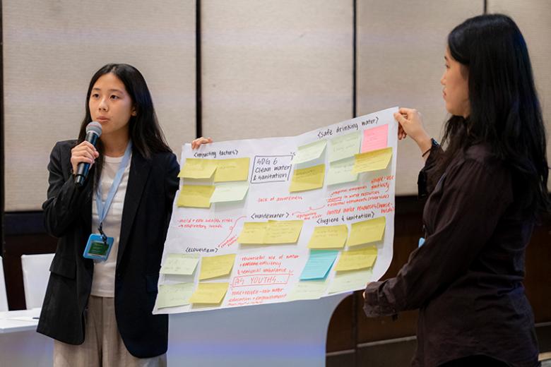 Hajin Yang (left) explaining about her project Aquamend