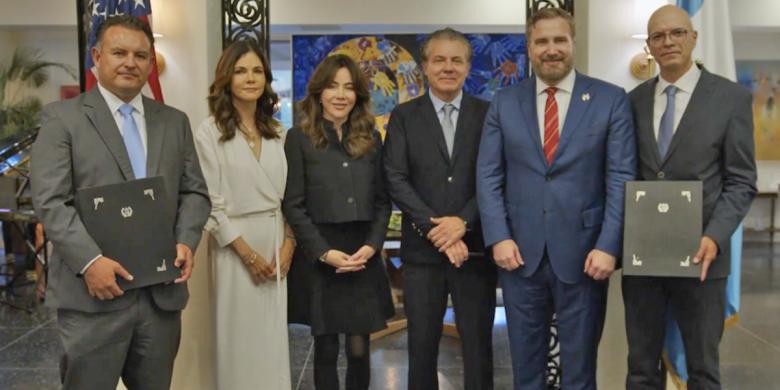 Álvaro Herrera, President of Habitat for Humanity Guatemala, together with representatives from the Mario López Estrada Foundation and U.S. Ambassador Tobin Bradley, during the signing of the Floors for prosperity  agreement in Guatemala.