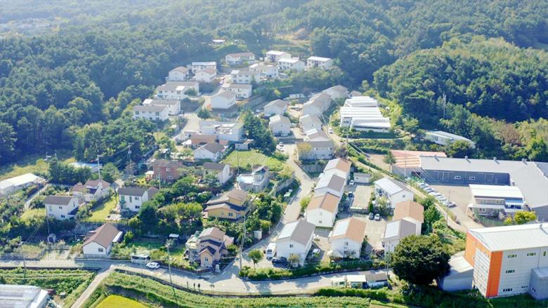 Bird's eye view of the multiplexes in Habitat Korea's Village of Hope (bottom right)