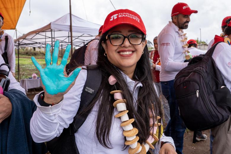 Carolina participating in a volunteer build organized by Fundación Banorte.