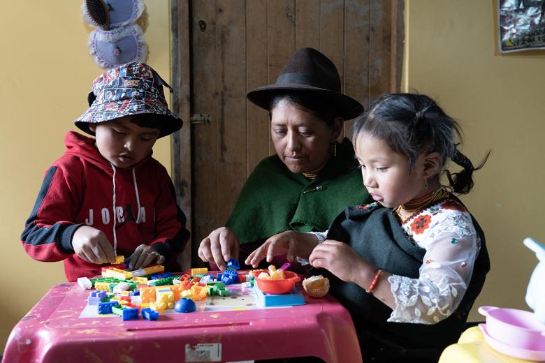 Jesús, de cinco años, aprovecha el piso para jugar a construir casas, edificios y hasta barcos