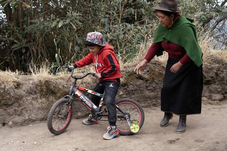 Al varoncito le gusta la bicicleta, le gusta mucho andar.