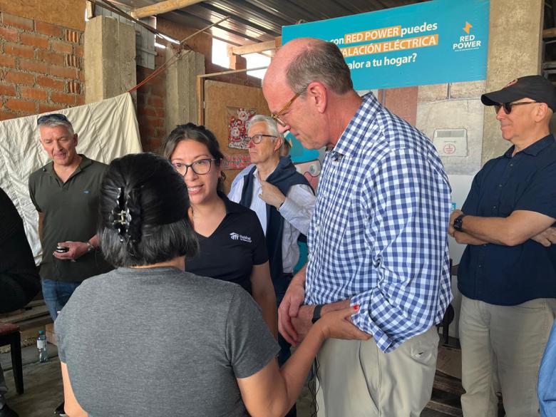 Jonathan Reckford, visitó a mediados de agosto una de las familias participantes del proyecto Red Power
